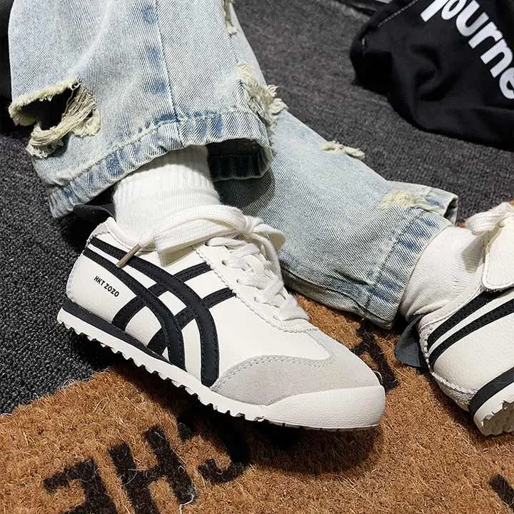 أحذية رياضية كاجوال كلاسيكية عالية الجودة . High Quality Classic Casual Sneakers for