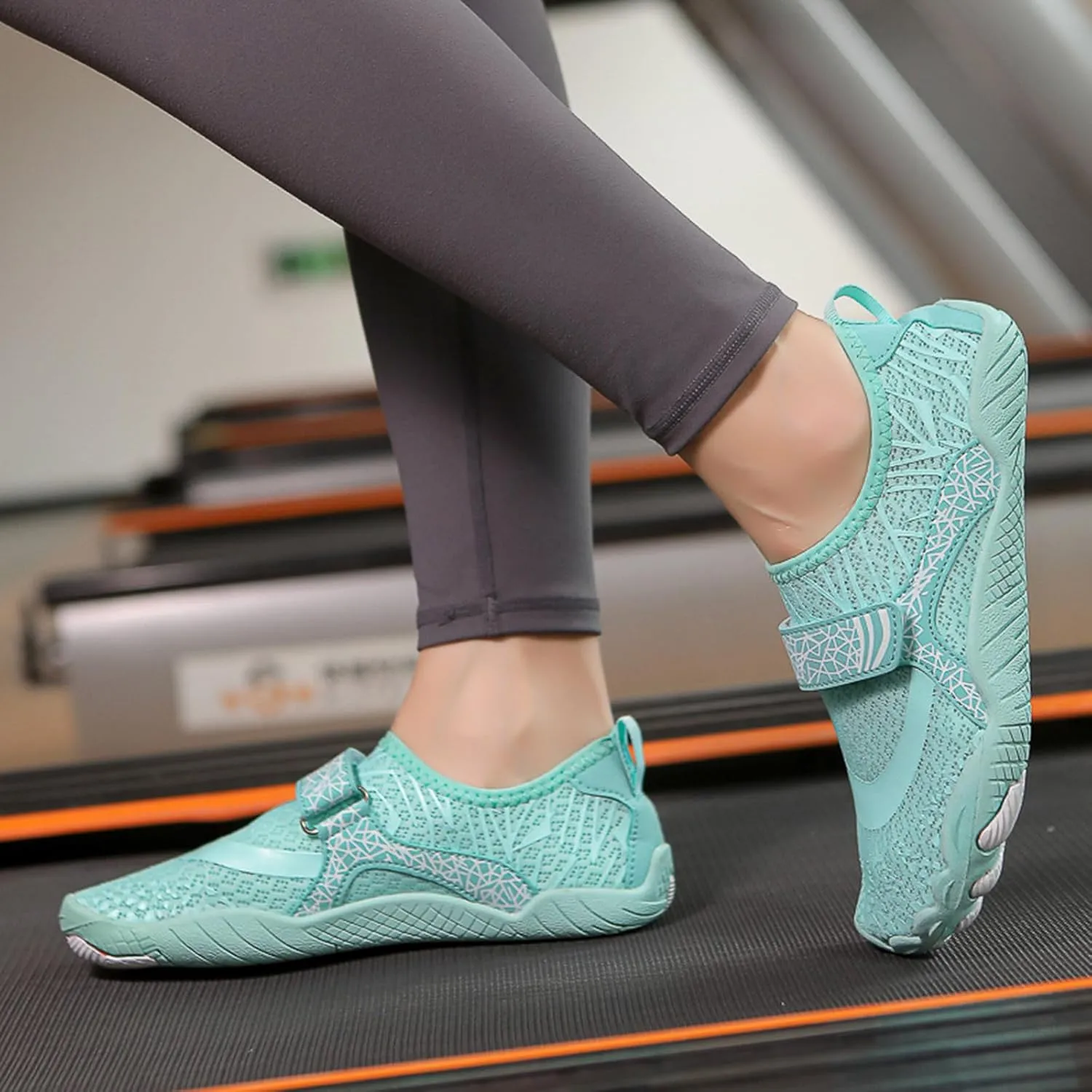 Women's Slip on Walking Shoes Comfy Knitted Non Slip Comfortable Running Shoes Breathable Gym Workout Shoes Ladies 2024 Fashion Sneakers